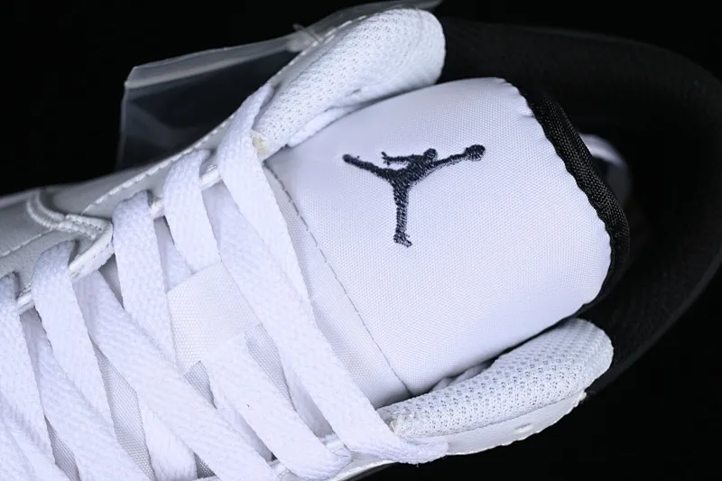 All categories Air Jordan Jordan series basketball shoes Air Jordan 1 Low Z version Air Jordan 1 Low AJ1 Joe 1 white and black color matching low-top cultural casual sneakers 553560-132